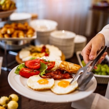 Do guest rooms include breakfast?