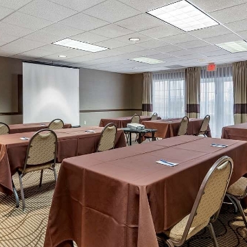 Does Comfort Inn & Suites Geneva offer meeting rooms?