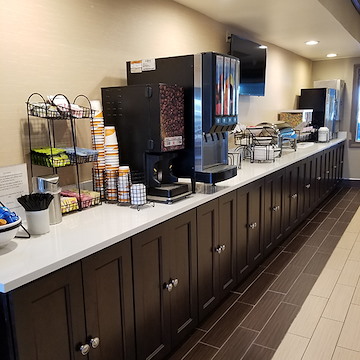 Does Comfort Inn & Suites Geneva offer breakfast?