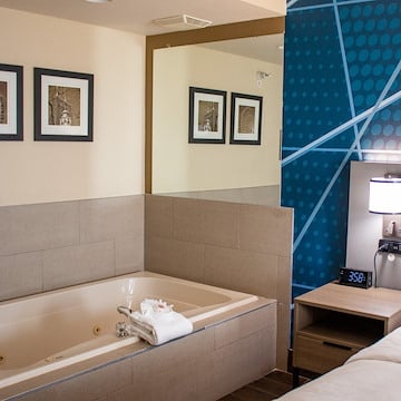What amenities does Comfort Inn & Suites Geneva offer for wedding room blocks?